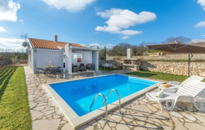 Schönes Ferienhaus in Rakalj mit Großem Pool